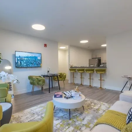 Opulence In Olive With Free Parking, 2 Bedroom 2 Baths Suite, 5 Beds And Sleeps 8